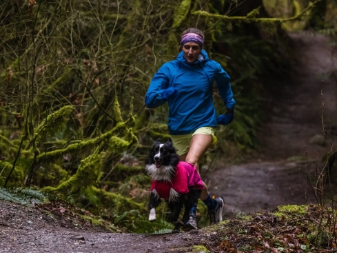 Ruffwear Sun Shower™ Regenmantel für Hunde Hibiscus Pink